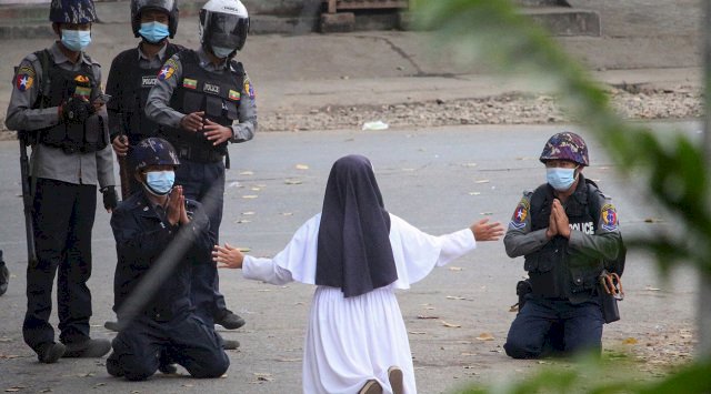 Sœur Ann-Rose, la religieuse qui prie face aux policiers birmans